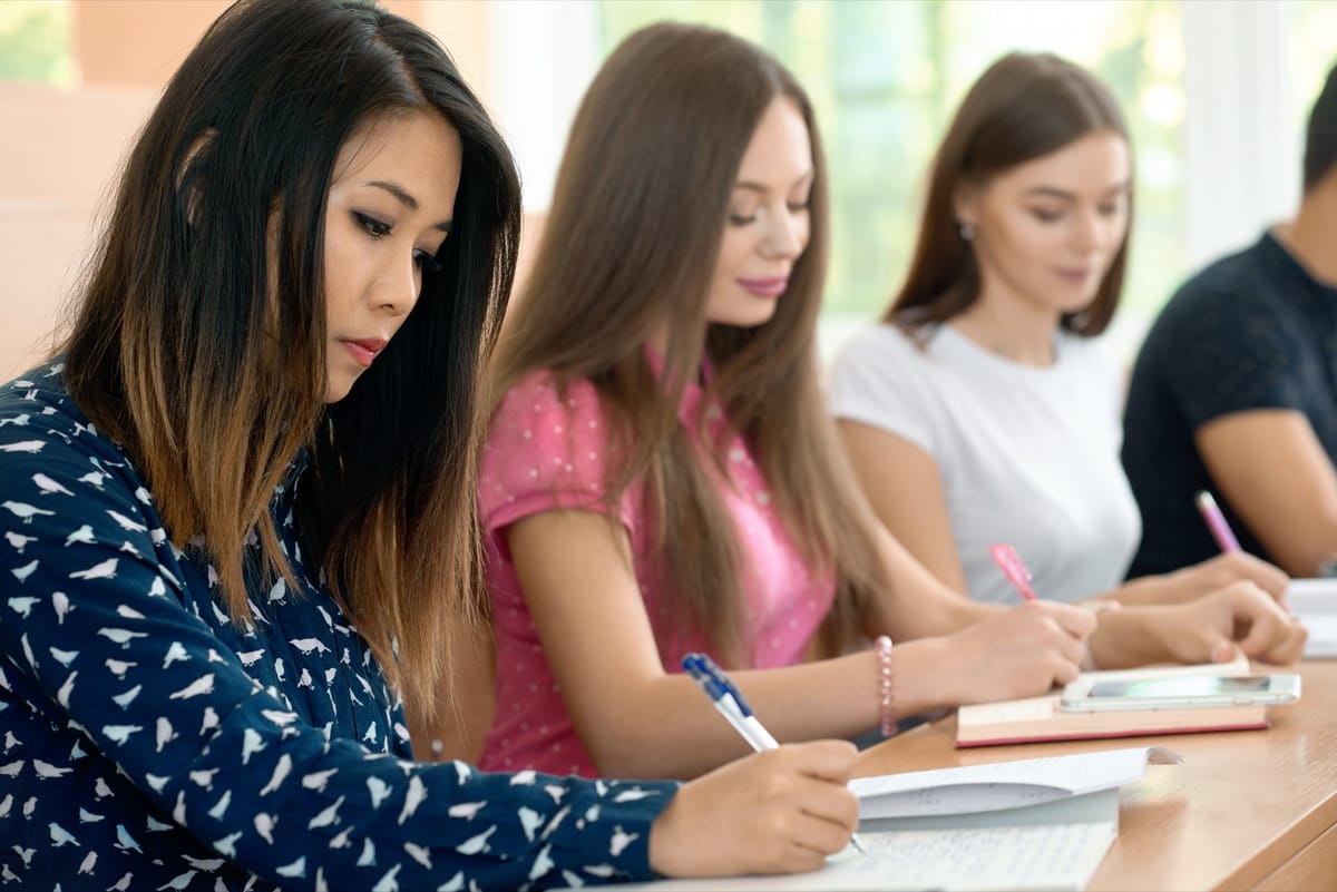 Estudantes concentradas estudando para uma prova