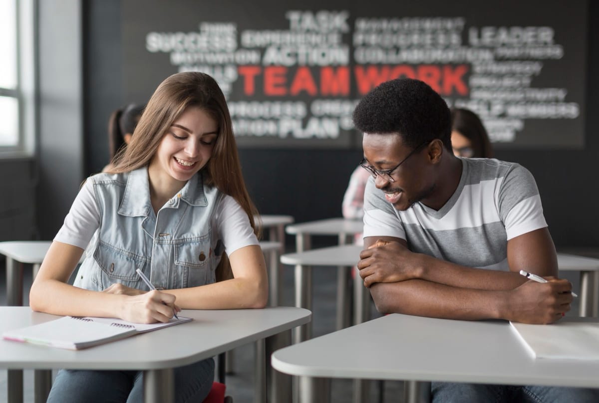 Estudantes sorrindo em uma sala de aula