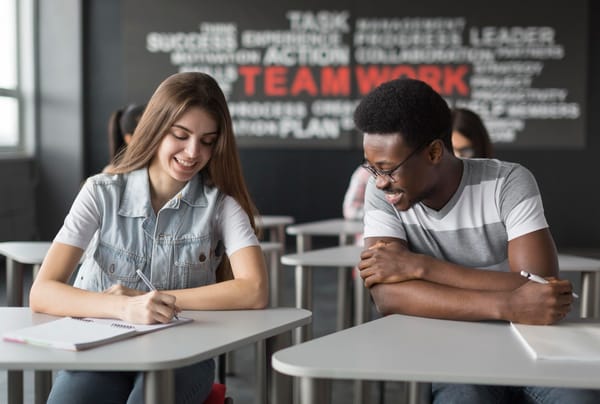 Estudantes sorrindo em uma sala de aula